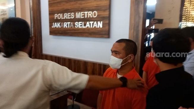 Bos PS Store Putra Siregar jadi tersangka pengeroyokan di kafe. (Suara.com/Arga)