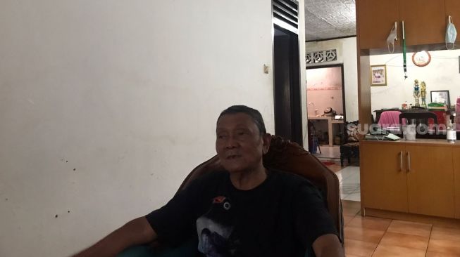 Ketua RT 07, Supono saat menjelaskan soal Dhia Ul Haq, pelaku pengeroyokan Ade Armando. (Suara.com/Yaumal)