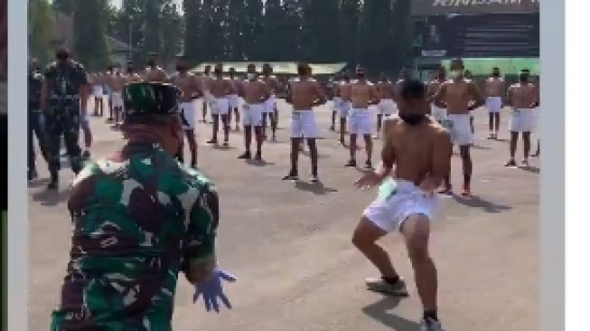 Viral Video Prajurit TNI Adu Tenaga Dalam dengan Calon Tamtama, Netizen: Pelatih Dibikin Ketar Ketir