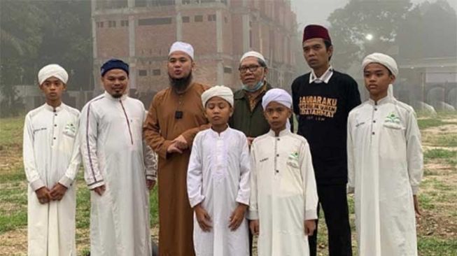 Momen Ustaz Ebit Lew mengunjungi pesantren yang dibina Ustaz Abdul Somad di Pekanbaru. [Instagram Ustaz Abdul Somad]