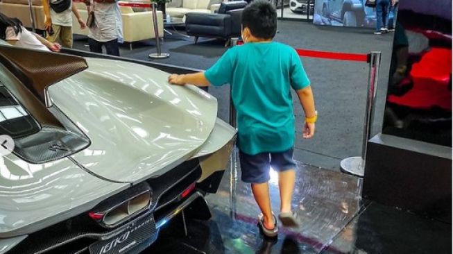 Bocil melenggang masuk ke area terlarang pada pameran otomotif (Instagram)