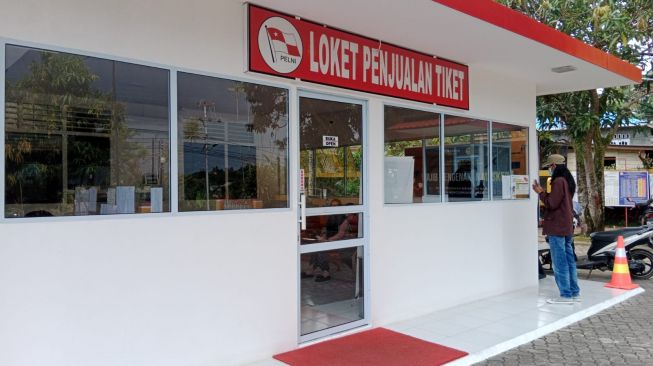  loket penjualan tiket di Kantor PT Pelni cabang Tanjungpinang, Jalan Ahmad Yani, Rabu (13/4/2022). (suara.com/rico barino)