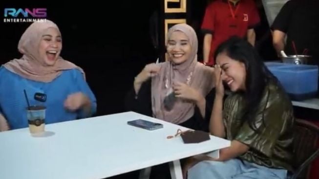 Potret Akrab Nagita Slavina dan Rachel Vennya. (YouTube/RANS Entertainment)