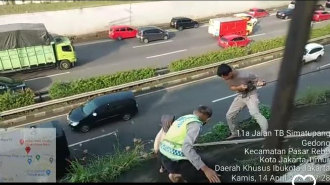 Nenek 56 Tahun Dievakuasi dari Tebing Tol Jorr TB Simatupang, Langsung Dibawa ke RS