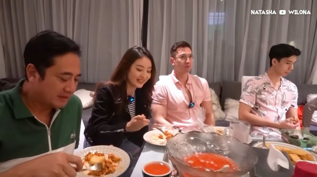 Momen Natasha Wilona Temani Verrell Bramasta Buka Puasa (YouTube Natasha Wilona)