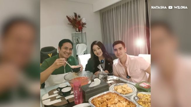 Momen Natasha Wilona Temani Verrell Bramasta Buka Puasa (YouTube Natasha Wilona)