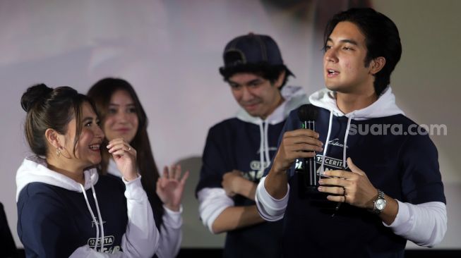 Pemain dalam film 12 Cerita Glen Anggara, Prilly Latuconsina dan Junior Roberts ditemui dalam acara showcase pengenalan tujuh film Falcon Pictures di Epicentrum Walk, Jakarta, Kamis (14/4/2022). [Suara.com/Angga Budhiyanto]