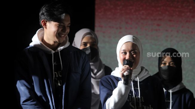 Pemain dalam film Cinta Subuh, Dinda Hauw dan Rey Mbayang ditemui dalam acara showcase pengenalan tujuh film Falcon Pictures di Epicentrum Walk, Jakarta, Kamis (14/4/2022). [Suara.com/Angga Budhiyanto]