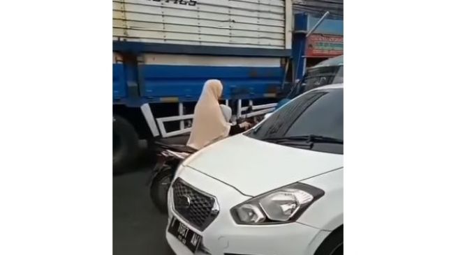 Viral Seorang Emak Naik Sepeda Motor Lawan Arah Malah Marah Saat Diingatkan, Warganet Geram!