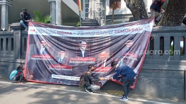 Mahasiswa Pasang Spanduk Bergambar Luhut Binsar Pandjaitan Bercap Buronan Negara