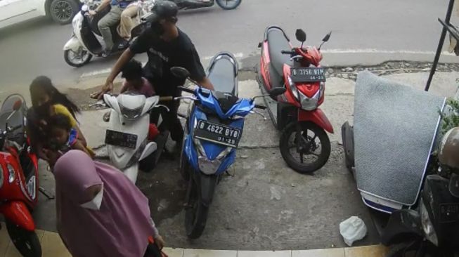 Pasutri Terekam CCTV Curi HP di Box Motor di Jakbar, Begini Kronologi dan Penampakkannya