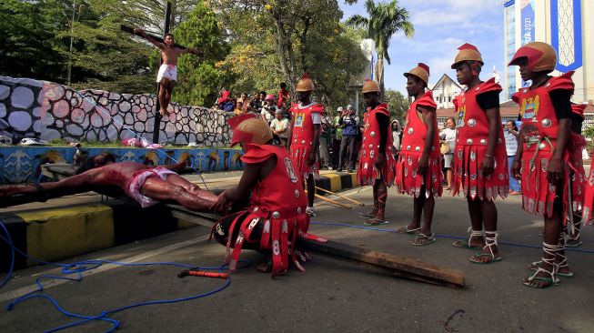 Peserta mengikuti drama prosesi Jalan Salib di Taman Imbi, Kota Jayapura, Papua, Kamis (14/4/2022).  ANTARA FOTO/Gusti Tanati