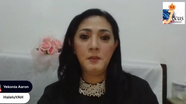 Artis dan juga penyanyi dangdut senior, Dewi Ria. [Youtube]