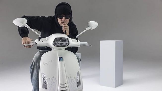 JUSTIN BIEBER X VESPA, dengan basis New Vespa Sprint [Instagram @justinbieber].