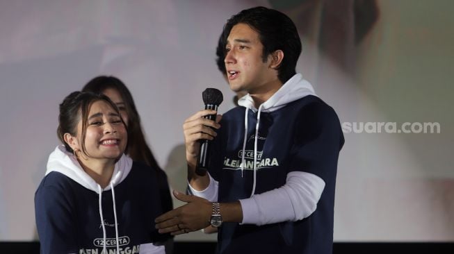 Pemain dalam film 12 Cerita Glen Anggara, Prilly Latuconsina dan Junior Roberts ditemui dalam acara showcase pengenalan tujuh film Falcon Pictures di Epicentrum Walk, Jakarta, Kamis (14/4/2022). [Suara.com/Angga Budhiyanto]