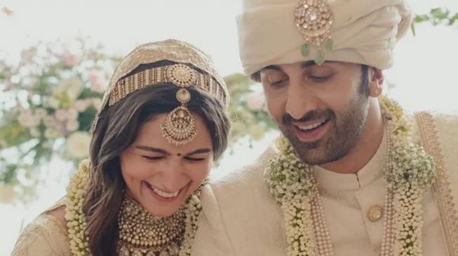 Foto resmi pernikahan Ranbir Kapoor dan Alia Bhatt. [Instagram Alia Bhatt]