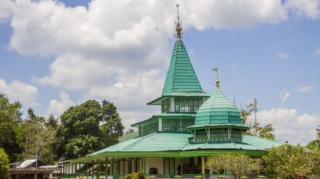 Suasana Masjid Pusaka Banua Lawas di Desa Banua Lawas, Kabupaten Tabalong, Kalimantan Selatan, Kamis (14/4/2022).  ANTARA FOTO/Bayu Pratama 