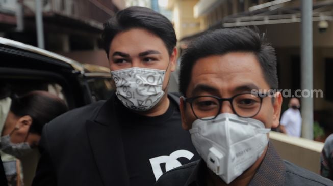 Pembawa acara sekaligus designer Ivan Gunawan tiba untuk menjalani pemeriksaan di Bareskrim Polri, Jakarta, Kamis (14/4/2022). [Suara.com/Angga Budhiyanto]