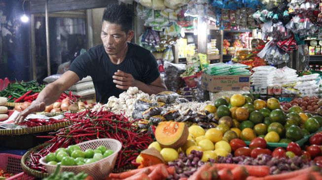 Pedagang menunggu pembeli di Pasar PSPT Tebet, Jakarta Selatan, Kamis (14/4/2022). [Suara.com/Alfian Winanto]