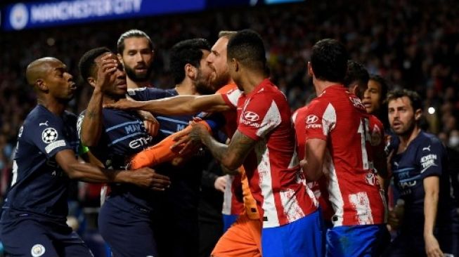 Pemain Atletico Madrid berseteru dengan pemain Manchester City dalam pertandingan leg kedua babak perempat final Liga Champions di Estadio Wanda Metropolitano, Kamis (14/4/2022). [AFP]