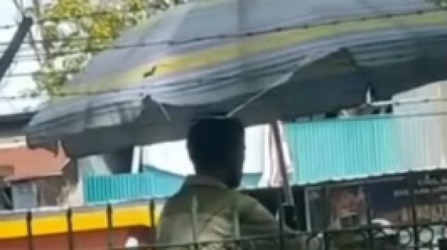 Meski Bonyok Dihajar Oknum Polisi yang Mabuk, Pedagang Pentol Ini Tetap Mengais Rezeki, Publik Dibuat Terenyuh