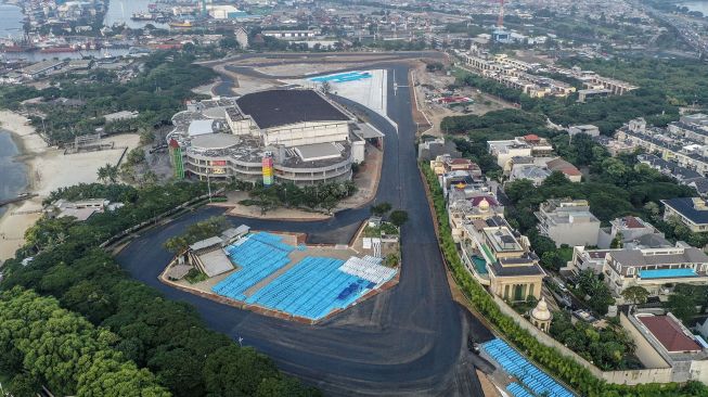 Foto udara lintasan Sirkuit Jakarta International E-Prix Circuit (JIEC) yang telah diaspal di kawasan Taman Impian Jaya Ancol, Jakarta, Rabu(13/4/2022).  ANTARA FOTO/Muhammad Adimaja
