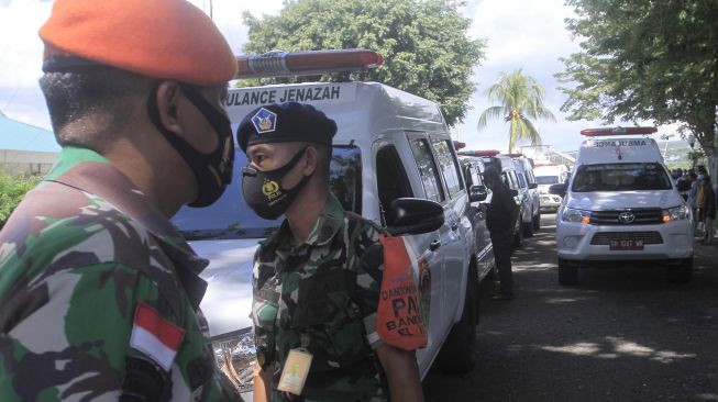 Sejumlah kendaraan ambulance mengantre menunggu giliran untuk mengangkut peti jenaah korban kecelakaan maut di Papua Barat saat tiba di bandara El Tari Kupang, NTT, Kamis (14/4/2022). ANTARA FOTO/Kornelis Kaha
