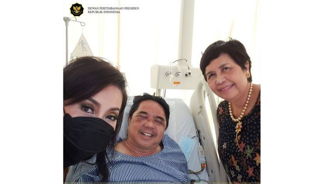 Tangkapan layar foto anggota Wantimpres Putri K. Wardani menjenguk Ade Armando di Rumah Sakit Siloam Semanggi (12/4/2022). [Twitter/@JacksQuevara]