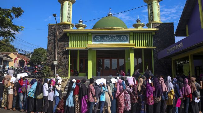 Sejumlah warga antre untuk mendapatkan Bantuan Langsung Tunai (BLT) minyak di GOR Kelurahan Sindangrasa, Kabupaten Ciamis, Jawa Barat, Kamis (14/4/2022). ANTARA FOTO/Adeng Bustomi
