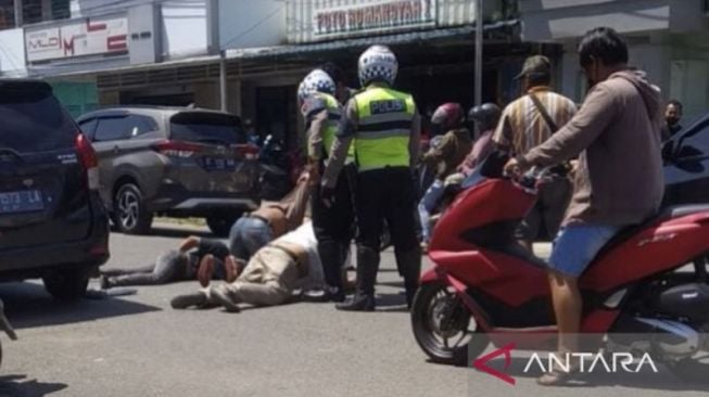 Polresta Samarinda Ringkus Komplotan Penipu yang Beraksi di Angkot dengan Batu Mustika