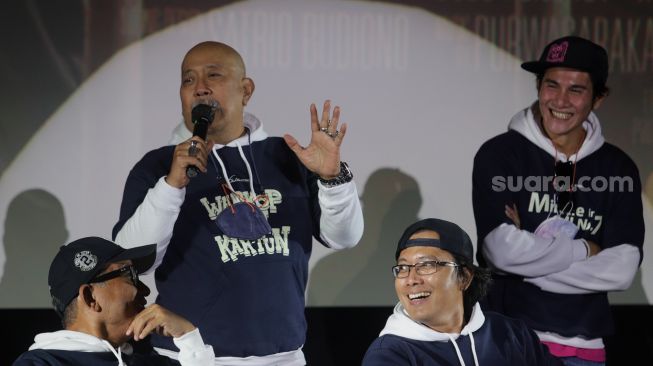 Pemain dalam film Miracle In Cell No 7, Vino G Bastian dan Indro Warkop ditemui dalam acara showcase pengenalan tujuh film Falcon Pictures di Epicentrum Walk, Jakarta, Kamis (14/4/2022). [Suara.com/Angga Budhiyanto]