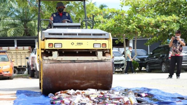 Ratusan Botol Miras dan Belasan Mesin Judi Dimusnahkan Polres Sergai