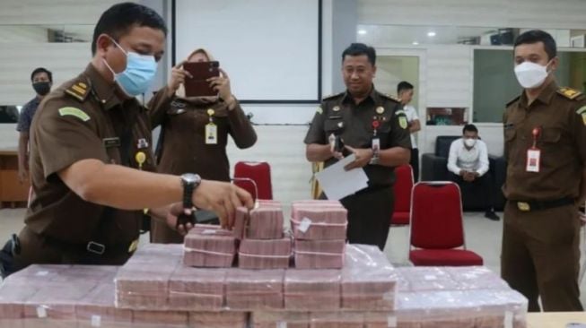 Kejari Tanjungpinang Sita Barang Bukti Rp4,3 Miliar dari Pencucian Uang Kasus Narkoba Ellen