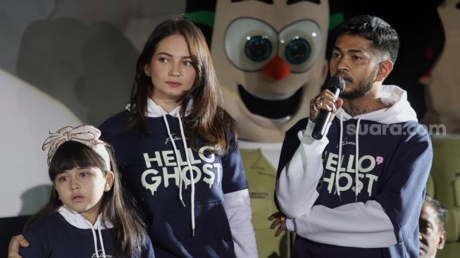 Pemain dalam film Hello Ghost Enzy Storia dan Onadio Leonardo ditemui dalam acara showcase pengenalan tujuh film Falcon Pictures di Epicentrum Walk, Jakarta, Kamis (14/4/2022). [Suara.com/Angga Budhiyanto]