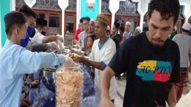 Masjid Agung Nur Ala Nur Sediakan Makanan Berbuka Puasa Gratis untuk Masyarakat dan Musafir