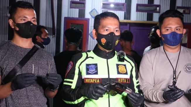 Kapolres Serang Kota AKBP Maruli Ahiles Hutapea menunjukan pistol mainan yang digunakan pelaku curanmor di Serang, Banten,  Kamis (14/4/2022). [Suara.com/Firasat Nikmatullah]