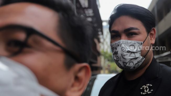 Pembawa acara sekaligus designer Ivan Gunawan tiba untuk menjalani pemeriksaan di Bareskrim Polri, Jakarta, Kamis (14/4/2022). [Suara.com/Angga Budhiyanto]