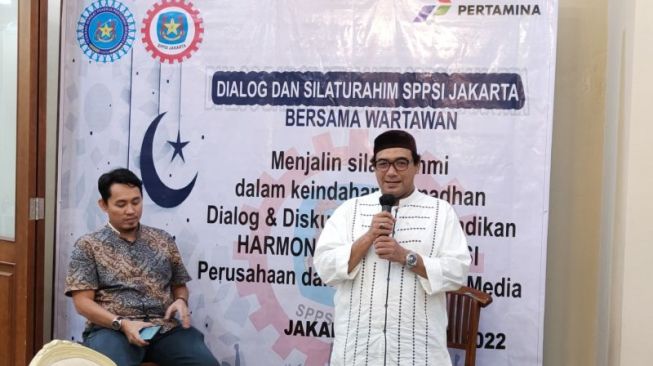  Ketua Serikat Pekerja Pertamina Seluruh Indonesia (SPPSI) Jakarta Muhamad Anis (kanan) dan Sekjen Serikat Pekerja Pertamina Seluruh Indonesia (SPPSI) Jakarta Albania Ala Maududi (kiri), memberikan keterangan dalam kegiatan dialog dan silaturahmi SPPSI Jakarta di kawasan Menteng, Jakarta, Rabu (13/4/2022). [ANTARA/HO-SPPSI Jakarta]