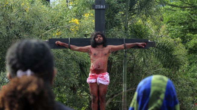 Peserta mengikuti drama prosesi Jalan Salib di Taman Imbi, Kota Jayapura, Papua, Kamis (14/4/2022).  ANTARA FOTO/Gusti Tanati