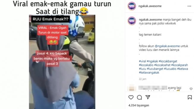 Emak-emak tidak mau turun dari motor saat ditilang polisi. (Instagram/@ngakak.awesome)