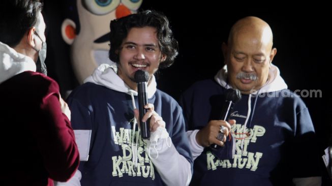 Pengisi suara dalam film Warkop DKI Kartun, Aliando dan Indro Warkop ditemui dalam acara showcase pengenalan tujuh film Falcon Pictures di Epicentrum Walk, Jakarta, Kamis (14/4/2022). [Suara.com/Angga Budhiyanto]