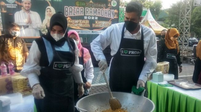 Sediakan Takjil Pengendara, Forkopimda Kota Probolinggo Masak Mi Pandalunga