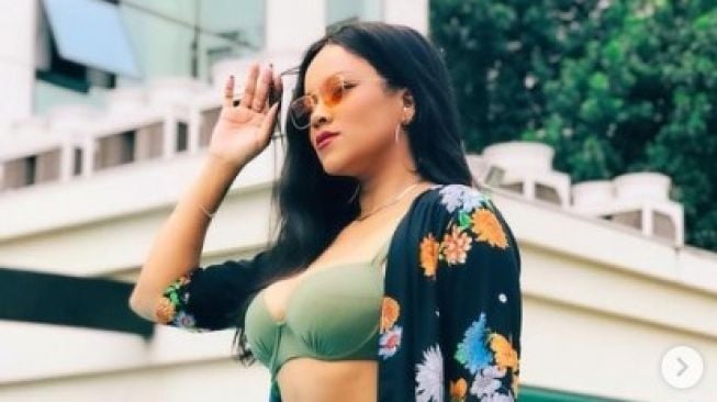 Viral! Mirip Banget Rihanna, Influencer Ini Kerap Diburu Para Fans Untuk Minta Tanda Tangan