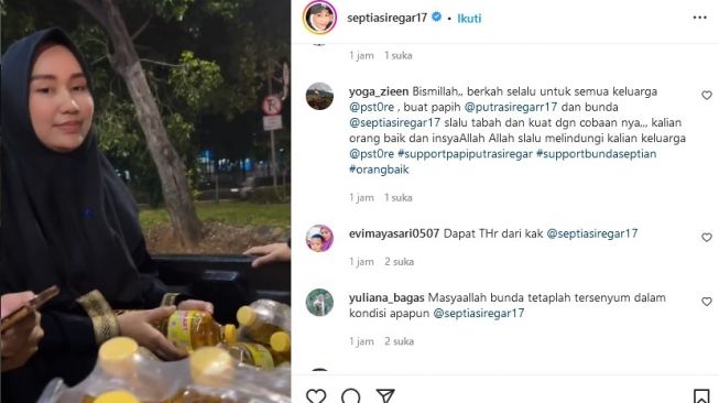 Istri Putra Siregar, Septia Siregar membagi-bagikan minyak goreng ke masyarakat. [Instagram]