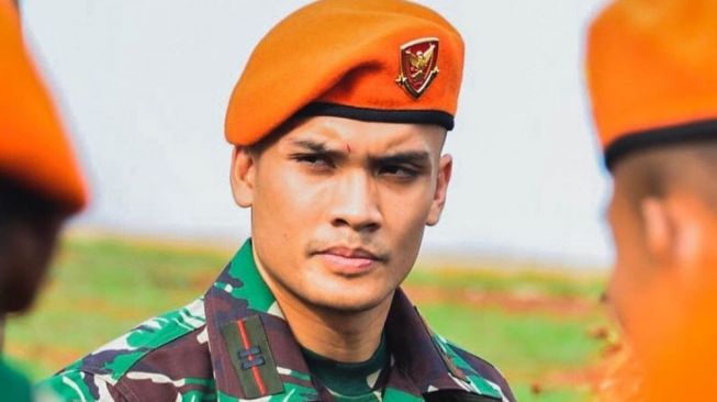 Gaya Artis Indonesia Pakai Seragam Tentara(Instagram/@randpunk)