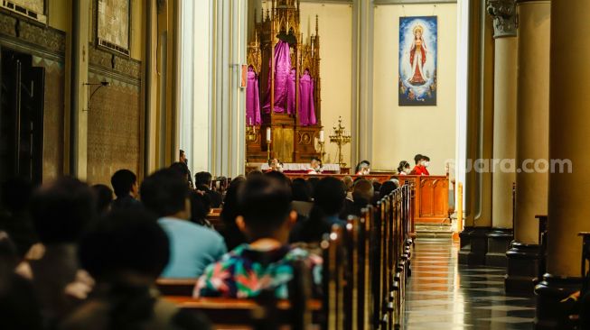 Umat Kristiani saat mengikuti ibadah Jumat Agung di Gereja Katedral, Jakarta Pusat, Jumat (15/4/2022). [Suara.com/Alfian Winanto]