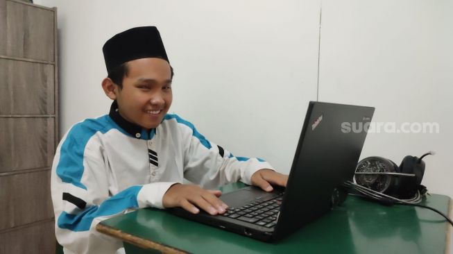 Zaenal Abidin, santri tunanetra di Pesantren Raudlatul Makfufin, Kota Tangerang Selatan (Tangsel), tengah mengoperasikan laptop. [Suara.com/Wivy Hikmatullah]