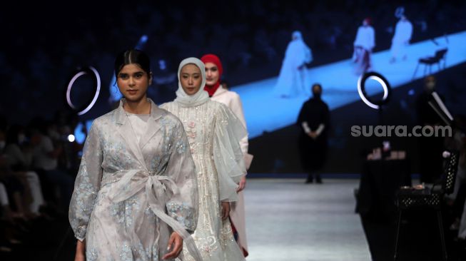 Model menunjukkan hasil riasan saat acara Wardah Beauty Conference, Indonesia Fashion Week 2022, Jakarta Convention Center (JCC), Jakarta, Jumat (15/4/2022). [Suara.com/Angga Budhiyanto]