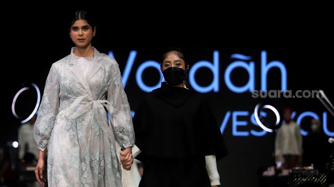 Model menunjukkan hasil riasan saat acara Wardah Beauty Conference, Indonesia Fashion Week 2022, Jakarta Convention Center (JCC), Jakarta, Jumat (15/4/2022). [Suara.com/Angga Budhiyanto]