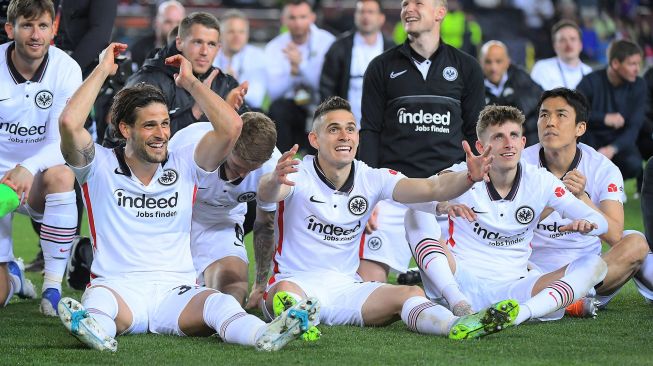 Para pemain Eintracht Frankfurt merayakan akhir pertandingan sepak bola leg kedua perempat final Liga Europa antara FC Barcelona melawan Eintracht Frankfurt di Camp Nou, Jumat (15/4/2022) pagi WIB. Jose Jordan / AFP